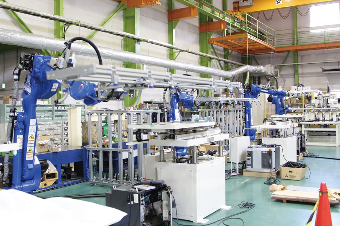 プレス間搬送装置 プレス７台構成